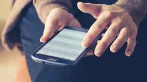 स्मार्टफोन पर की जाने वाली ये गलतियाँ पड़ सकती हैं भारी, क्या आप भी तो यूज़ नहीं करते ऐसे अपना फोन