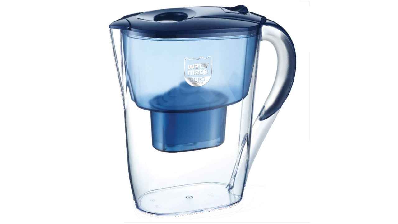 Water filter jugs suitable to filter water on outdoor trips or in the office