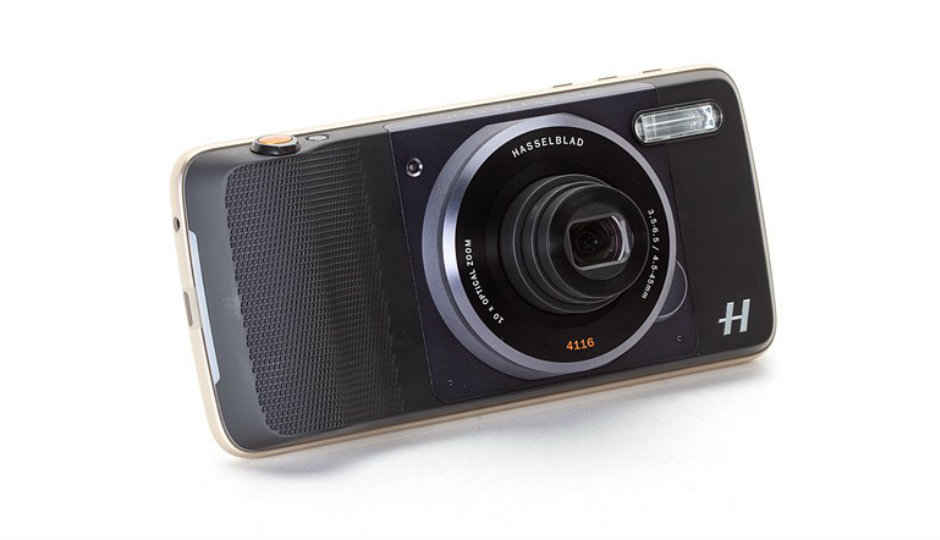Hasselblad’s True Zoom MotoMod has 10X optical zoom and a Xenon flash