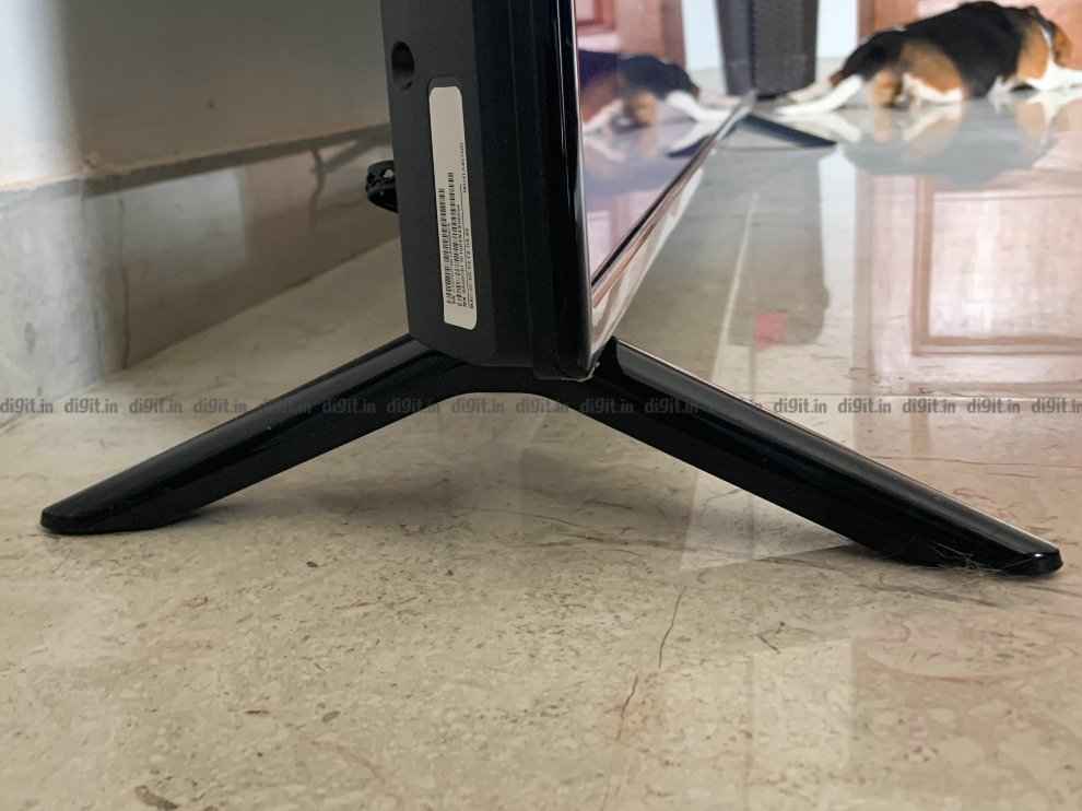 The Redmi smart TV has 2 plastic feet holding it in place. 