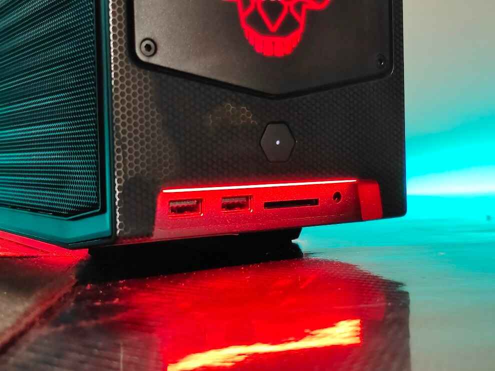 Intel NUC 11 Extreme Front ports