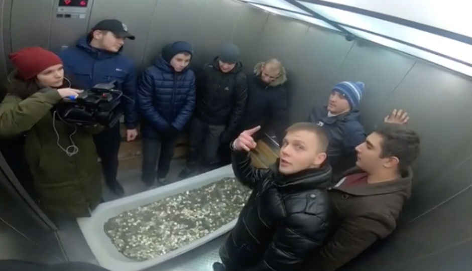 Russian men pay for Apple iPhone XS with a bathtub full of coins