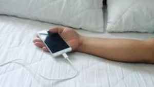 Phone tips: ഒരു പൊട്ടിത്തെറി ഒഴിവാക്കാൻ ചെറുതായെങ്കിലും ശ്രദ്ധിച്ചാൽ മതി!