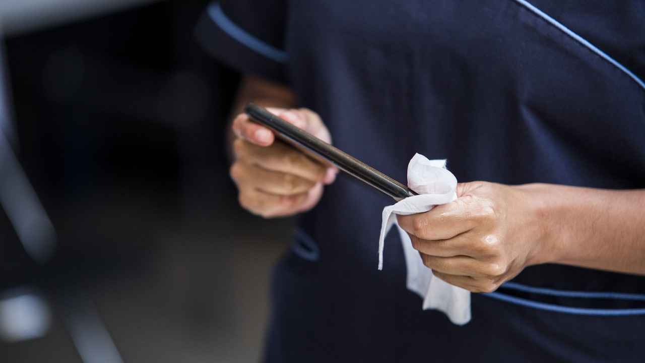 Smartphone cleaning: আপনার মোবাইলে লুকিয়ে থাকতে পারে ভাইরাস, জানুন কী করে পরিষ্কার করবেন