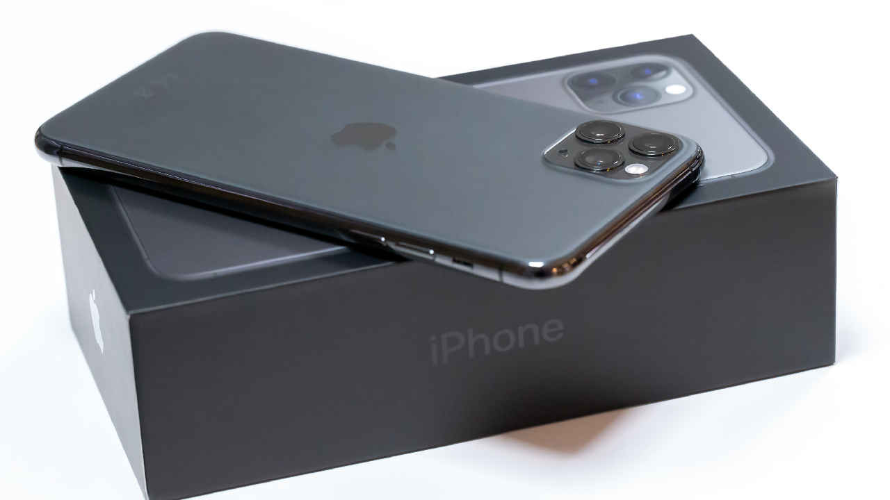 Apple ने iPhones के साथ चार्जर न देकर कमाए इतने पैसे, गिनते गिनते मशीन भी दम तोड़ देंगी
