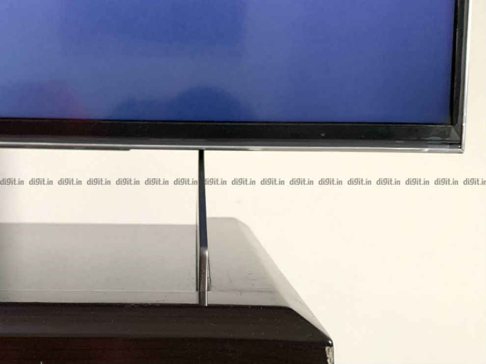 The feet of the Sony X90H TV are quite slim.