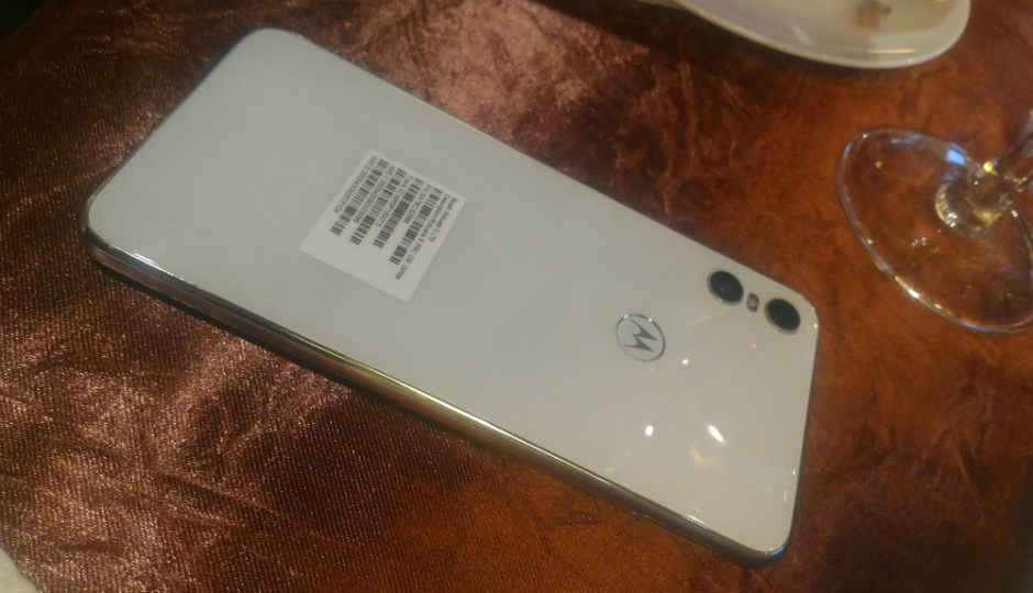 Motorola One live images reveal white colour variant with vertically stacked dual-rear cameras, glass back