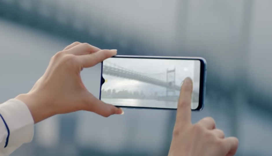 RealMe 2 Pro టియర్డ్రాప్ నోచ్ తో, నాన్ – ఫేసెటెడ్ రియర్ ప్యానల్తో టీజ్ చేస్తోంది