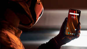 इतने फ़ास्ट हैं ये स्मार्टफोंस, बिजली से भी तेज़ करते हैं काम...