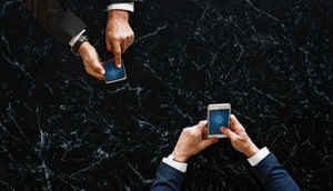 स्मार्टफोन यूजर्स अपना बैंक अकाउंट सुरक्षित रखने के लिए क्या करें और क्या न करें