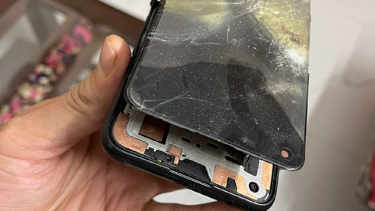 फिर फट गया OnePlus Nord 2, कॉलिंग के दौरान यूजर के हाथ में ही हुआ धमाका