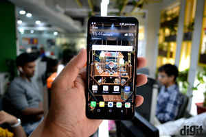 ಆಫ್  ಮತ್ತು ಬೆಝೆಲ್ಸ್ ಮತ್ತು ಆಸ್ಪೆಕ್ಟ ರಾಟಿಯಸ್ ನ ಆಕಾರದ ಅನುಪಾತದ ಡಿಸ್ಪ್ಲೇಲ್ಲಿ ಆಡುವ ಸ್ಮಾರ್ಟ್ಫೋನ್ಗಳು.