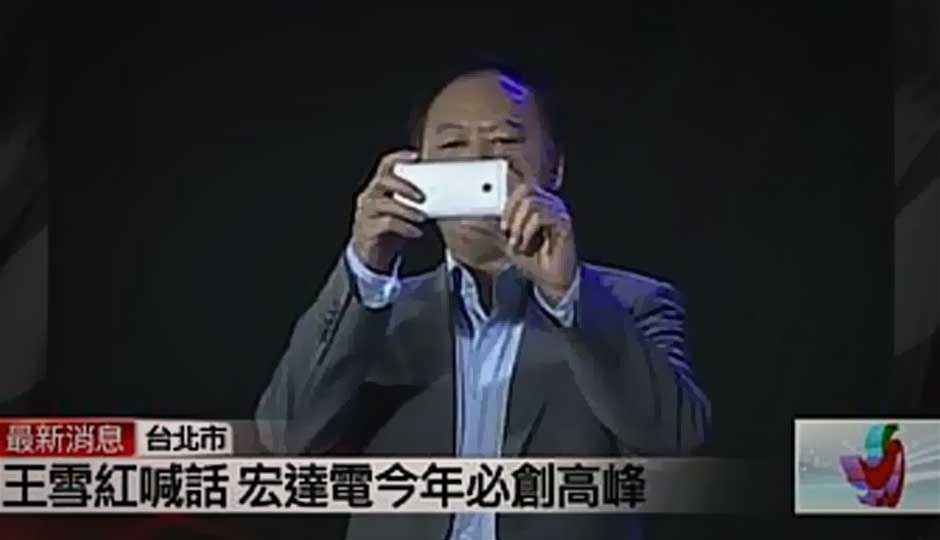 HTC chairman unable to contain excitement; shows off M7 at year-end party