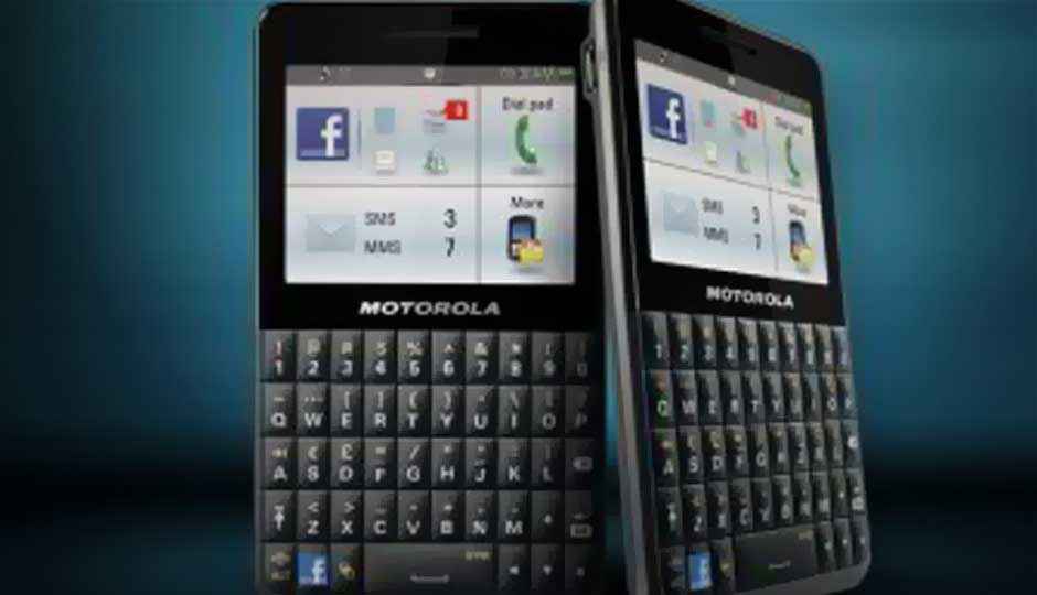 A look at Motorola’s budget Facebook phone, the Motokey Social