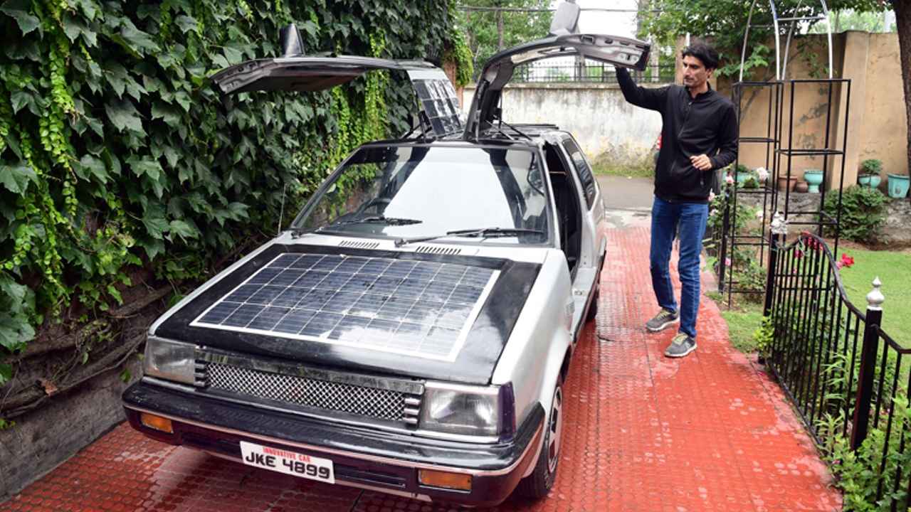 কাশ্মীরি শিক্ষকের তৈরি Solar Car হার মানাতে পারে টেসলাকেও