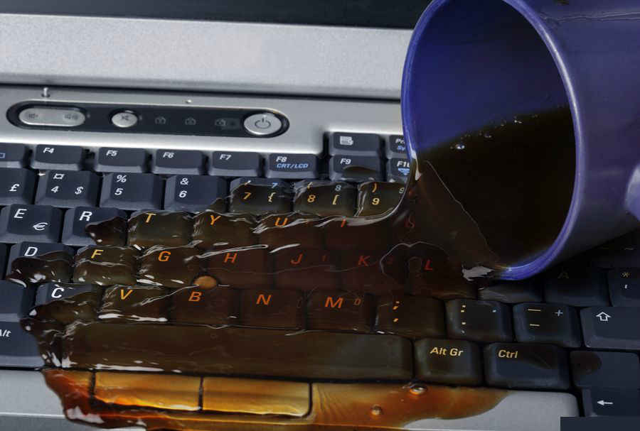 लैपटॉप पर गिर गई है चाय-पानी, इन टिप्स से कर सकते हैं ठीक