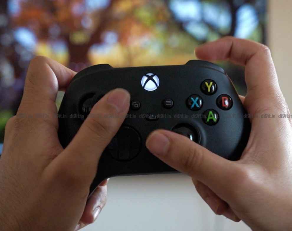 The Xbox Series X controller fits well in the hand. 