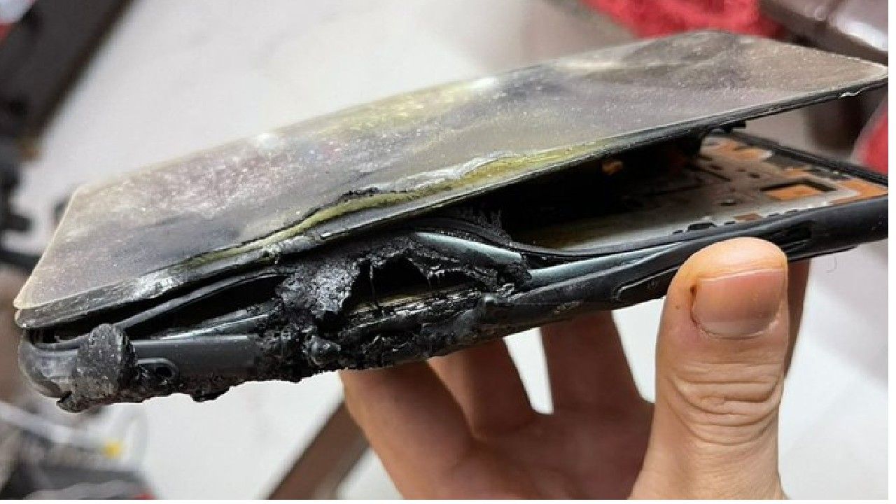 வெடிகுண்டை போல் வெடித்து சிதறிய OnePlus Nord 2  நீங்க இந்த போன் பயன்படுத்தினால் எச்சரிக்கை.