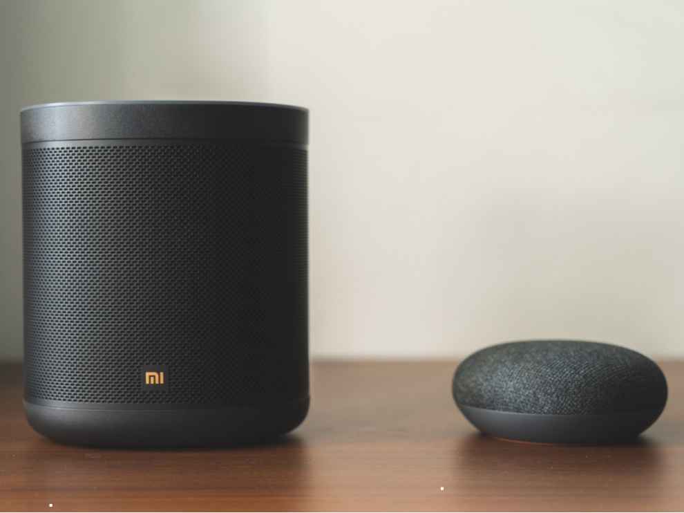 Mi Smart Speaker next to Google Home Mini