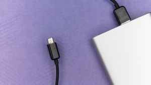 നിങ്ങൾ ഉപയോഗിക്കുന്ന ഫോൺ ചാർജർ സേഫ് ആണോ? എങ്ങനെ അറിയാം!