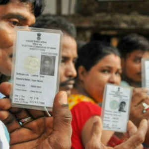Aadhaar-Voter ID link: আধারের সঙ্গে ভোটার কার্ড লিঙ্ক আছে তো ? কীভাবে করবেন এই কাজ