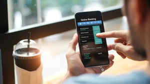 स्मार्टफोन यूजर्स अपना बैंक अकाउंट सुरक्षित रखने के लिए क्या करें और क्या न करें