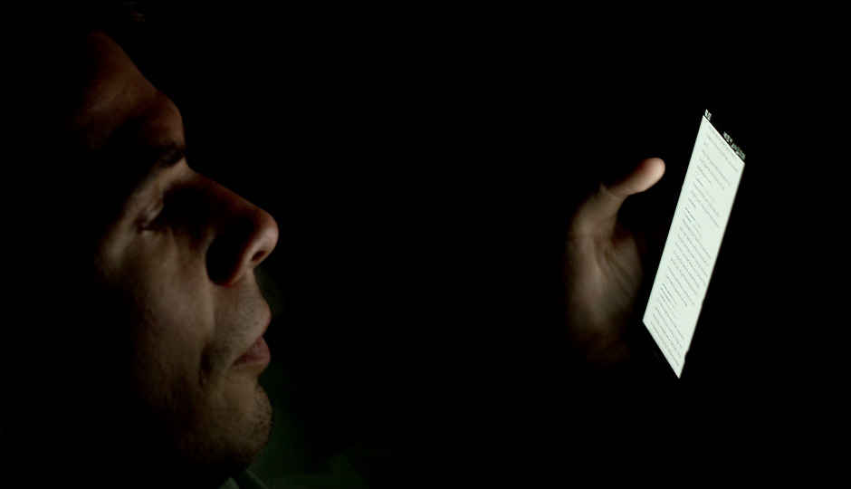 काळोखात मोबाईल बघण्याने येऊ शकते अंधत्व -रिपोर्ट