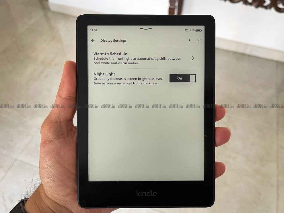Kindle Paperwhite Signature Edition Review - Warm light feature