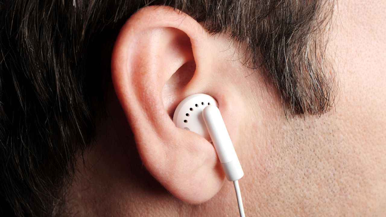 UP boy turns deaf by TWS earbuds use, doctors warn about dangerous trend