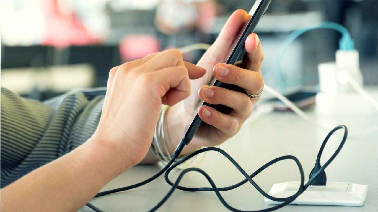 সাবধান! চার্জিং স্টেশান থেকে ফোন চার্জ আপনার ব্যাঙ্কিংয়ের জন্য বিপদ ডাকছে না তো!