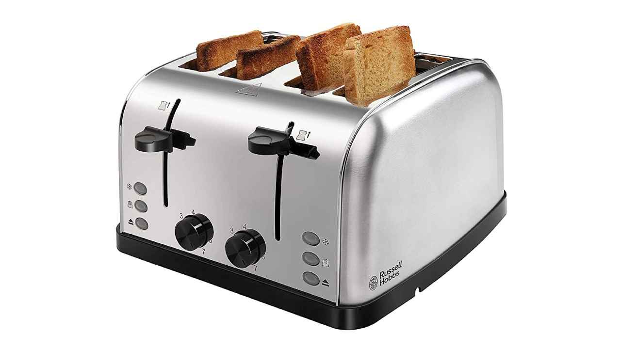 Four slice pop-up toaster with variable heat settings