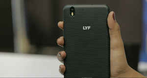 ఆన్లైన్ షాపింగ్ వెబ్సైటు  అమెజాన్ 5 బ్రాండెడ్ స్మార్ట్ ఫోన్స్  పై  భారీ డిస్కౌంట్స్  ని  అందిస్తుంది