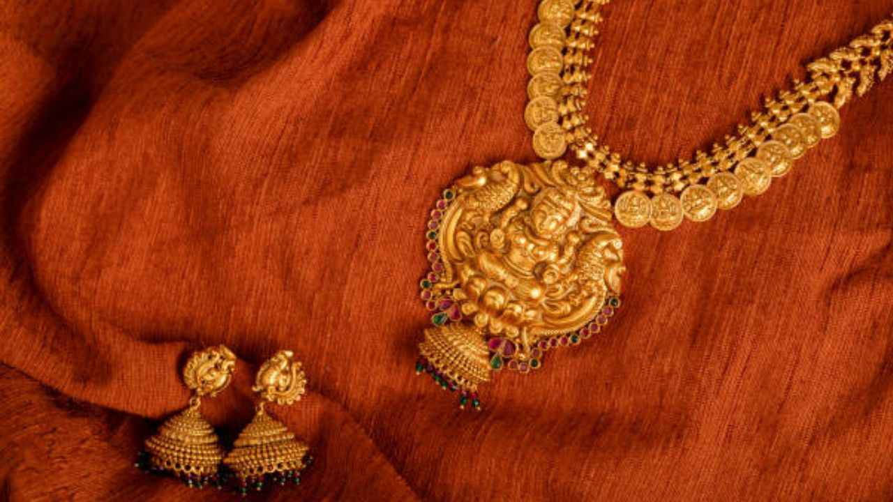 Gold Price Update: സ്വർണവില ചെറുതായി താഴേക്ക്!