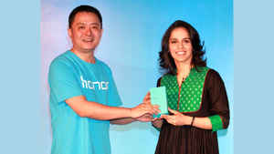 ഫോണിന്റെ പെരുമക്കൊപ്പം കൂടിയ താരങ്ങൾ