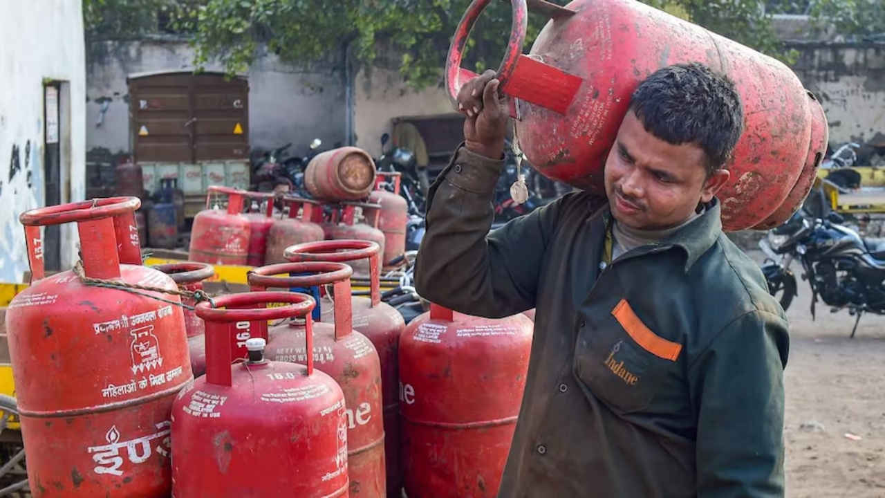 அதிரடியாக  சிலிண்டர்  விலை 200ரூபாய் குறைக்கப்பட்டுள்ளது, தமிழ்நாட்டில்  விலை என்ன ?