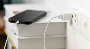 మీ స్మార్ట్ ఫోన్ బ్యాటరీని ఛార్జర్ పాడు చేస్తుందా..విషయం తెలుసుకోండి.!