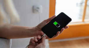 మీ స్మార్ట్ ఫోన్ బ్యాటరీని ఛార్జర్ పాడు చేస్తుందా..విషయం తెలుసుకోండి.!