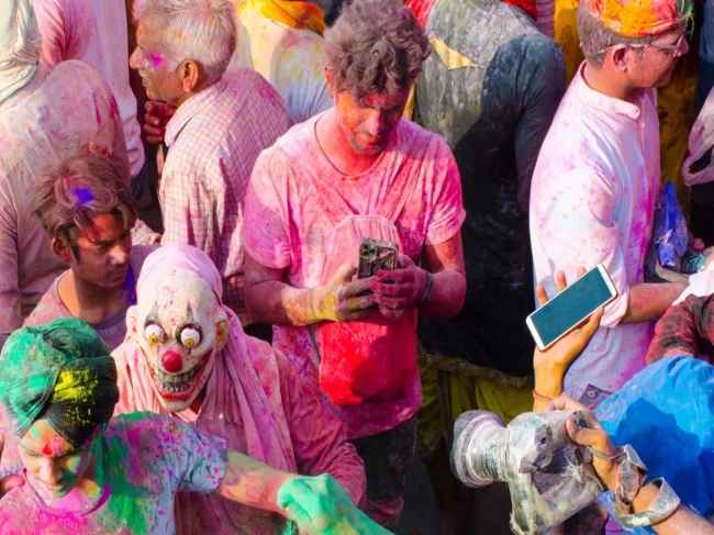 Tips to use phone while playing holi