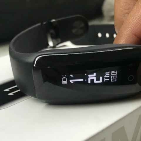 iVoomi FitMe Health ফিটনেস ব্যান্ড রিভিউঃ Xiaomi Mi Band HRX কে প্রতিযোগিতায় ফেলার জন্য বাজারে নতুন আর সস্তা ব্যান্ড এসেছে
