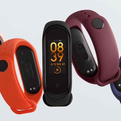 হাতে থাক ফিটনেস ব্যান্ড পুজোয় থাকুন ফিট আর  হিট