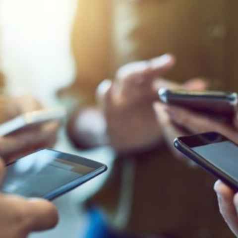 स्मार्टफोन यूजर्स अपना बैंक अकाउंट सुरक्षित रखने के लिए क्या करें और क्या न करें