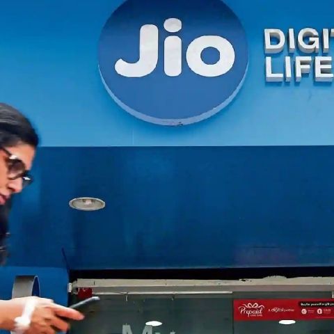 Jio best plan with Netflix Amazon Prime disney+ Hotstar benefits in August - Netflix, Amazon Prime और Disney+ Hotstar के साथ ही 300GB डाटा भी ऑफर करता है Jio का यह तगड़ा प्लान - Vimarsana News
