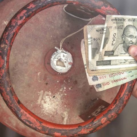 LPG Gas Paytm rs 2700 offer how to grab it - LPG Gas Booking: LPG GAS की बढ़ती कीमत के बीच, ऐसे बचाएं अपने हजारों रुपये - Vimarsana News