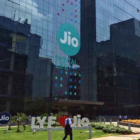 Jio के इस प्लान में पाएं 100GB डाटा, अनलिमिटेड कॉलिंग, Netflix से लेकर Prime बेनिफ़िट तक