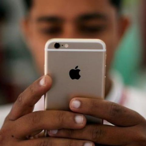 More Indians Have A Mobile Phone Than Fridge Or Chair, And No We Aren't Kidding - Vimarsana News