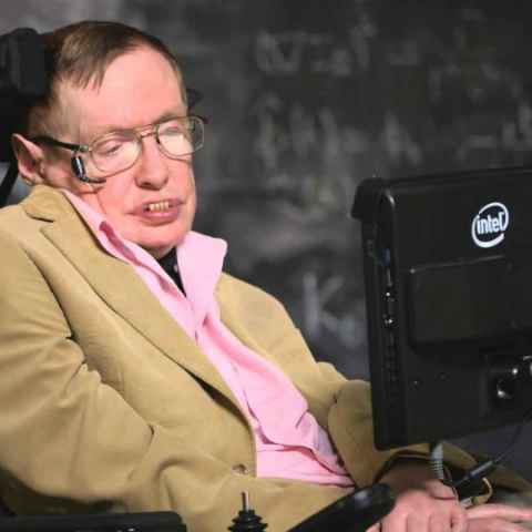 व्हीलचेयर से हॉकिंग ने तय किया ब्रह्मांड तक का सफर, दुनिया को बताई ब्लैक थ्योरी की पहेली