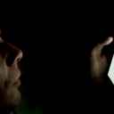 काळोखात मोबाईल बघण्याने येऊ शकते अंधत्व -रिपोर्ट