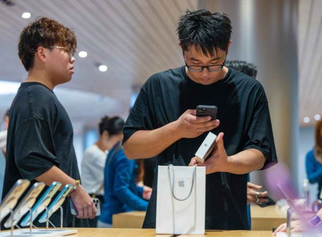 apple iphone workers