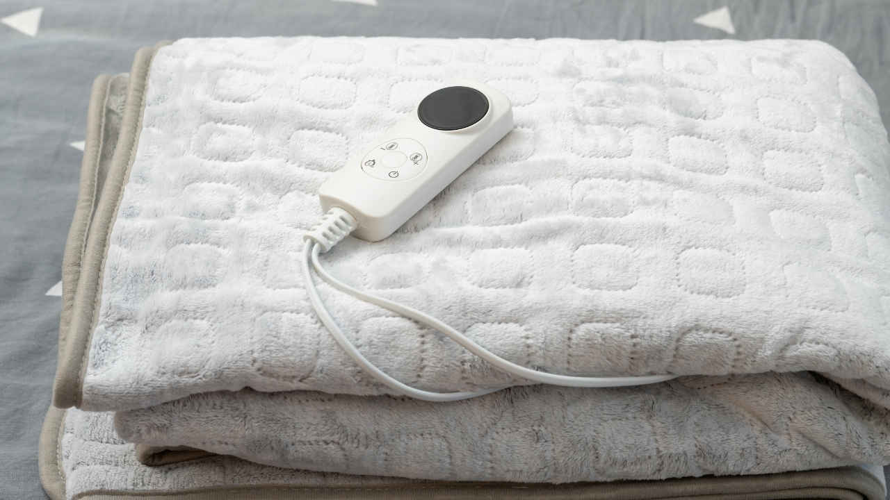 बिजली वाला कंबल लेने का है प्लान? पहले जान लें ये जरूरी बातें वर्ना लेने के पड़ जाएंगे देने!