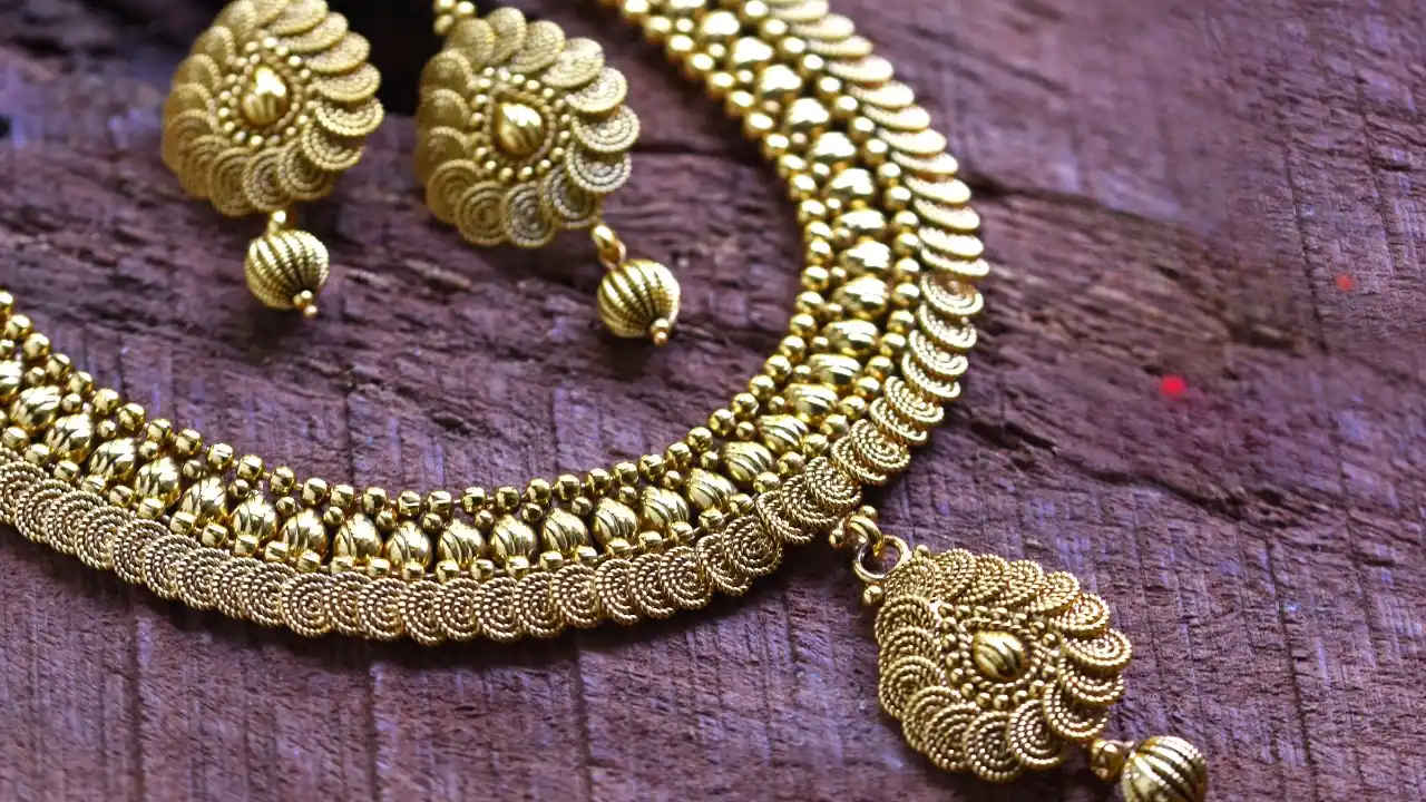 Gold Rate Today: महानवमी के दिन फिर गिरी 22 और 24 कैरेट सोने की कीमत, जानें 11 अक्टूबर का रेट